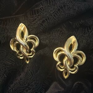 Vintage Gold Tone Large Clip on fleur-de-lis Earrings